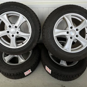 17” Hankook Dynapro vinterdäck på fälg – nästan nya, endast en säsong! - Säljer ett set med 4 st Hankook Dynapro Icept vinterdäck med dimension 225/65 R17, monterade på snygga aluminiumfälgar. Däcken har suttit på en Fiat Freemont och har endast använts under en säsong. De är i princip som nya med mycket bra mönsterdjup kvar (se bilder).  Anledningen till försäljningen är att bilen är såld.  Perfekta för dig som vill ha pålitliga vinterdäck redo för många mil framöver.  💰 Lägre pris vid snabb affär! 