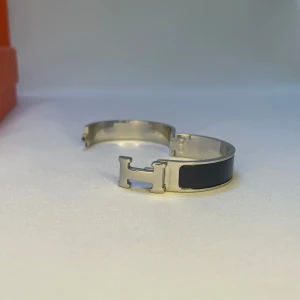 Svart och silver armband - Nyskick. Skickar endast armband utan box. Storlek onesize. Passar både tjej o kille 