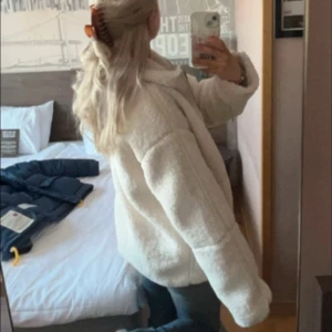 Vit teddyjacka H&M - Supermysig vit teddyjacka från H&M. Storlek M. Inga defekter🤍