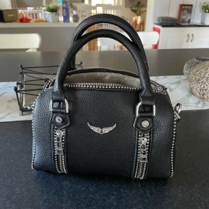 zadig voltaire väska - zadig voltaire xs sunny bag säljer har ingen användning för den❤️priset går självklart att diskutera, den rymmer jätte mycket grejer ❤️