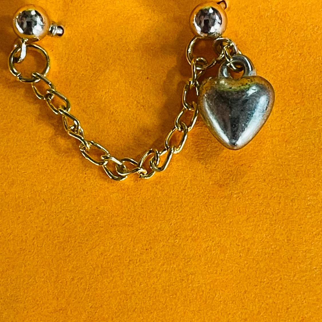 By prisförslag- 1 st Örhänge med kedja och hjärthänge - 2