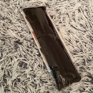 Svart diadem för värmefria lockar - Svart mjukt diadem i sammet som används för att skapa värmefria lockar. Flexibel form med metallspänne i änden för enkel användning. Perfekt för att fixa snygga lockar utan värme. Instruktioner medföljer.