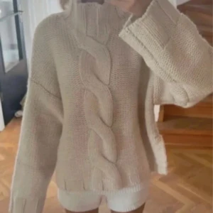 Beige stickad tröja med flätmönster Zara - Säljer en chunky beige stickad tröja från Zara med grovt flätmönster framtill och hög hals. 