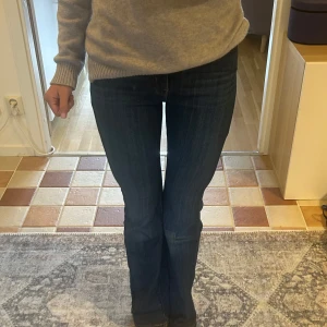 Levis  Bootcut jeans mörkblå - Snygga mörkblå Levis jeans med klassisk bootcut passform. Jeansen är väldigt stretchiga och kan då passa stolikar från xs till m. De är dessom knappt andvända och i ett fint skick. Midjemått-33cm(är väldigt stretchiga) lår mått-20cm Innerbenslängd-77 cm. Skriv om du har fler frågor❤️❤️