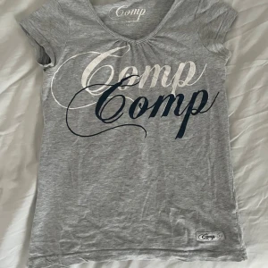 söt topp  - jätte fin urringad tröja med text detaljer. har tyvärr växt ut mig.