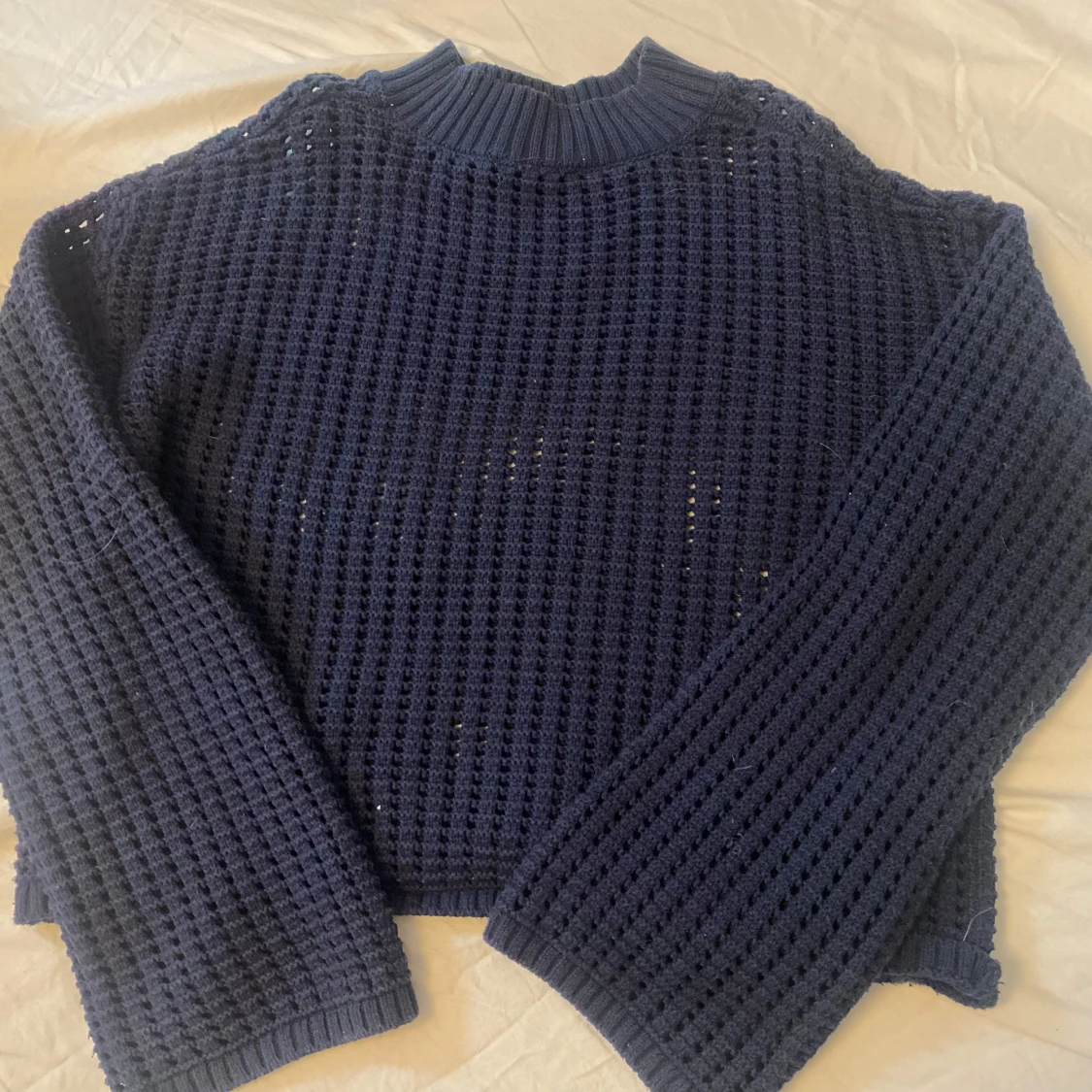 Mörkblå stickad tröja Holly & Whyte