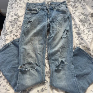 Håliga jeans - Skit snygga blåa jeans som e gamla från lager 157 som jag gjort hål i själv, använder inte för ja har tröttnat💕
