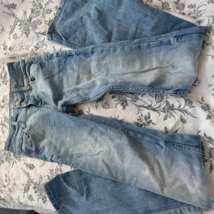 Ljusblå jeans från Bershka - Säljer ett par ljusblå jeans från Bershka i storlek 32, as snygga Jeans men satt inte så bra på mig💕