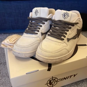 Vicinity Akimbo Lows Reverse Cappuccino sneakers - Snygga Vicinity Akimbo Lows i färgen reverse cappuccino. Skorna är beigea med mörkbruna detaljer. Skorna kommer med 2 olika snörningar, en mörkbrun och en beige. Perfekta för dig som gillar streetwear. Orginalpris är 199 euro/2200 SEK. Skriv privat om du vill ha mer information. Skick 9,5/10. Skorna är använda max 5 gånger och är i väldigt bra skick. Pris går att diskuteras.