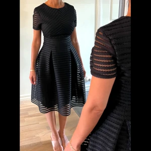 Svart elegant festklänning - Snygg svart kort elegant fest klänning med markerad midja och utställd kjol. I nyskick endast använd 1 enstaka ☺️