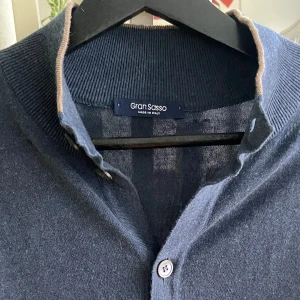 Gran Sasso - Cardigan i blått från italienska märket Gran Sasso. Storlek S men passar även XS. Den har dragit ihop sig en aning främst längs med kanterna, men det är egentligen bara till o dra lite i den eller ånga den så bör den sitta bra😁 Nypris mellan 3-4000.