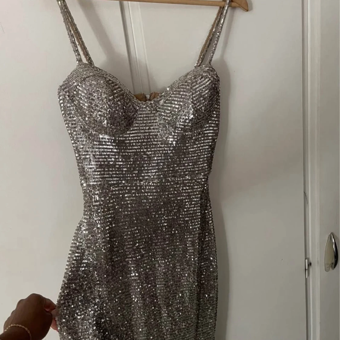 Glittrig silver långklänning med slits