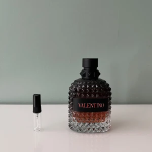 3 ml sample/doftprov av Valentino Coral Fantasy - Ett sample på 3 ml av Valentino Born in Roma Coral Fantasy. Det är en söt, fruktig och maskulin sommarparfym. Våra samples är helt nya och är gjorda av glas. Det är fritt fram att skriva till oss om ni har frågor.