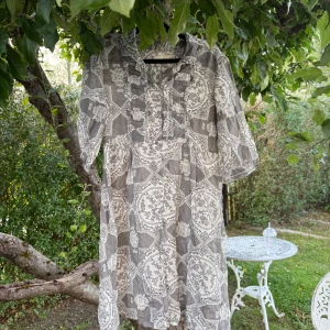 Odd Molly mönstrad kortklänning - Säljer en superfin kortklänning från Odd Molly med grått och vitt mönster. Klänningen har korta ärmar, knappar framtill och ett unikt blommigt och geometriskt print. Tillverkad i mjuk bomull, perfekt för dig som gillar boho-vibe och snygga detaljer. Storlek 2 som enligt deras storleksguide motsvarar en storlek M.  Mycket fint skick, jag hittar inga synliga anmärkningar eller defekter.
