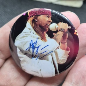 Pin - Axl Rose Guns n roses - Den här pinsen med bild på Axl Rose - Guns n roses är ca 4.3 × 4.3 cm. Speglingar på pinsen kan synas på bilderna. 