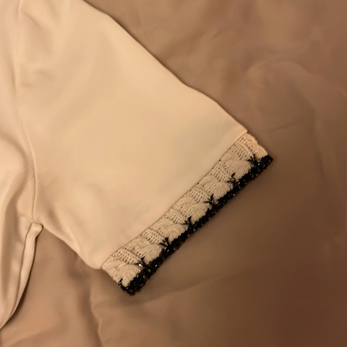 Vit t-shirt med stickad kant från Zara - 1