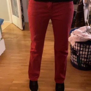 Röda jeans vintage lee jeans - Säljer nu dessa snygga lee vintage jeansen i rött med en fin detalj på fickorna.