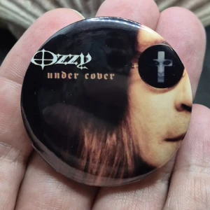 Pin - Ozzy osbourne  - Den här pinsen med bild på Ozzy är ca 4.3 × 4.3 cm. Speglingar på pinsen kan synas på bilderna. 
