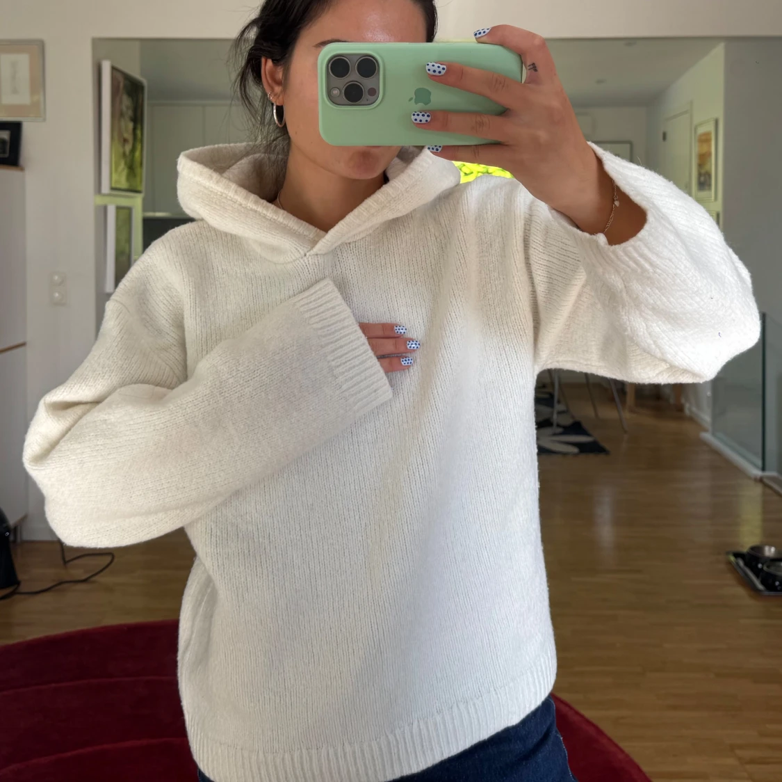 Vit stickad hoodie med huva - 1