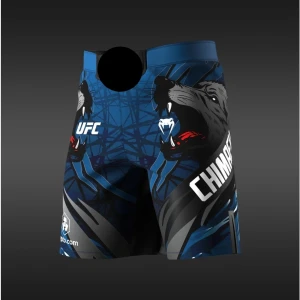 UFC Chimaev custon blå träningsshorts - Snygga blå UFC Chimaev shorts med grymt vargtryck och coola grafiska detaljer. Shortsen har midwaist passform och är perfekta för träning. Materialet är troligtvis polyester, vilket ger bra stretch och komfort. Loggor och text i vitt och svart ger en sportig vibe.