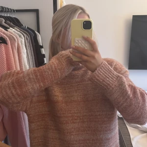 Stickad polotröja i rosa - Mysig stickad polotröja i en mix av rosa toner. Tröjan har lång ärm och en hög krage som ger extra cozy vibes.. storlek xs/s men passar m. Aldrig använd