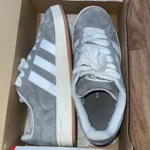 Adidas Campus - Snygga grå adidas campus till ett bra pris. Skorna har använts ett antal gånger men är i gott skick. 