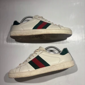 Gucci skor - Hej! Säljer nu mina skor från märket Gucci , storlek 41 bra skick, allt på bilden ingår. Tveka inte på att höra av dig om du har frågor eller funderingar kring skorna! 