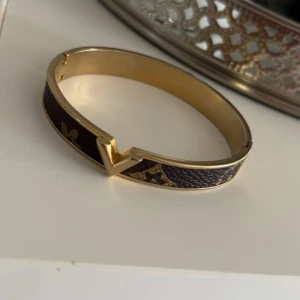 guld armband - Jätte fin guldigt/brunt armband , använt men fortfarande i bra skick som syns på bild🌸