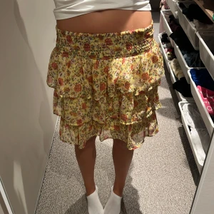 Blommig kjol - Säljer en gul blommigkjol från Lindex barn i stl 158/164.Säljer då den inte kommer till användning. Använd ett fåtalgånger. Skriv om ni har frågor💕💕