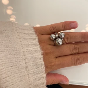 Bubble ring - Säljer denna superfina ring som tuver inte kommer till användning längre. Den är från byvaga och är i superfint skick. Den är i silver och NYPRIS är 399