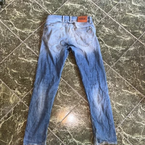 Replay Grover - Säljer ett par Replay i modell Grover. Storleken är 29 32. Okej skick, det ända är hålet vid vänster knä, enkelt att fixa hos en skräddare. Färgen är ljusblå och mörkblå. Nypris är rint 1300kr. Hör av dig vid flera frågor