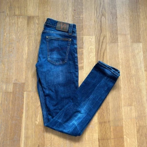 Nudie jeans - Mörk blåa nudie jeans i bra skick. Dessa är w28 och l34. Vid intresse eller frågor är det bara att skriva. Pris kan diskuteras vid snabb och smidig affär eller vid köp av en bundle