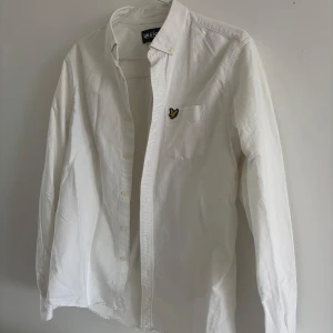 Vit skjorta från Lyle & Scott - Vit skjorta från Lyle & Scott med klassisk krage och knappstängning hela vägen. Knappt använd, kommer i mycket bra skick. 