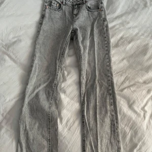 Mid waist jeans  - Gråa mid waist jeans från stradivarius, knappt använda