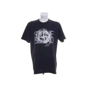 Stone Island t-shirt - Säljer denna tvär feta stony tishan i storlek S såklart äkta mycket bra skick och tveka inte vid funderingar 