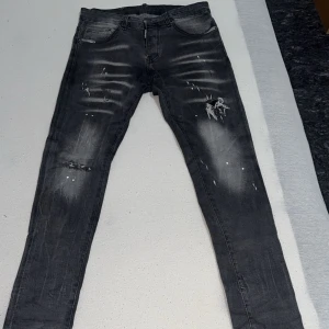  jeans från Dsquared2 - Snygga jeans från Dsquared2 med slitningar och distressed detaljer. Säljer de eftersom de är små.