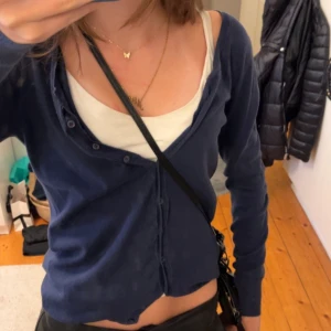 Söt mörkblå kofta!!💕🩷 - Säljer en mörkblå kofta me knappar!! Suuuper söt nu till hösten o passar med verkligen allt💞💞💞inget märke💞