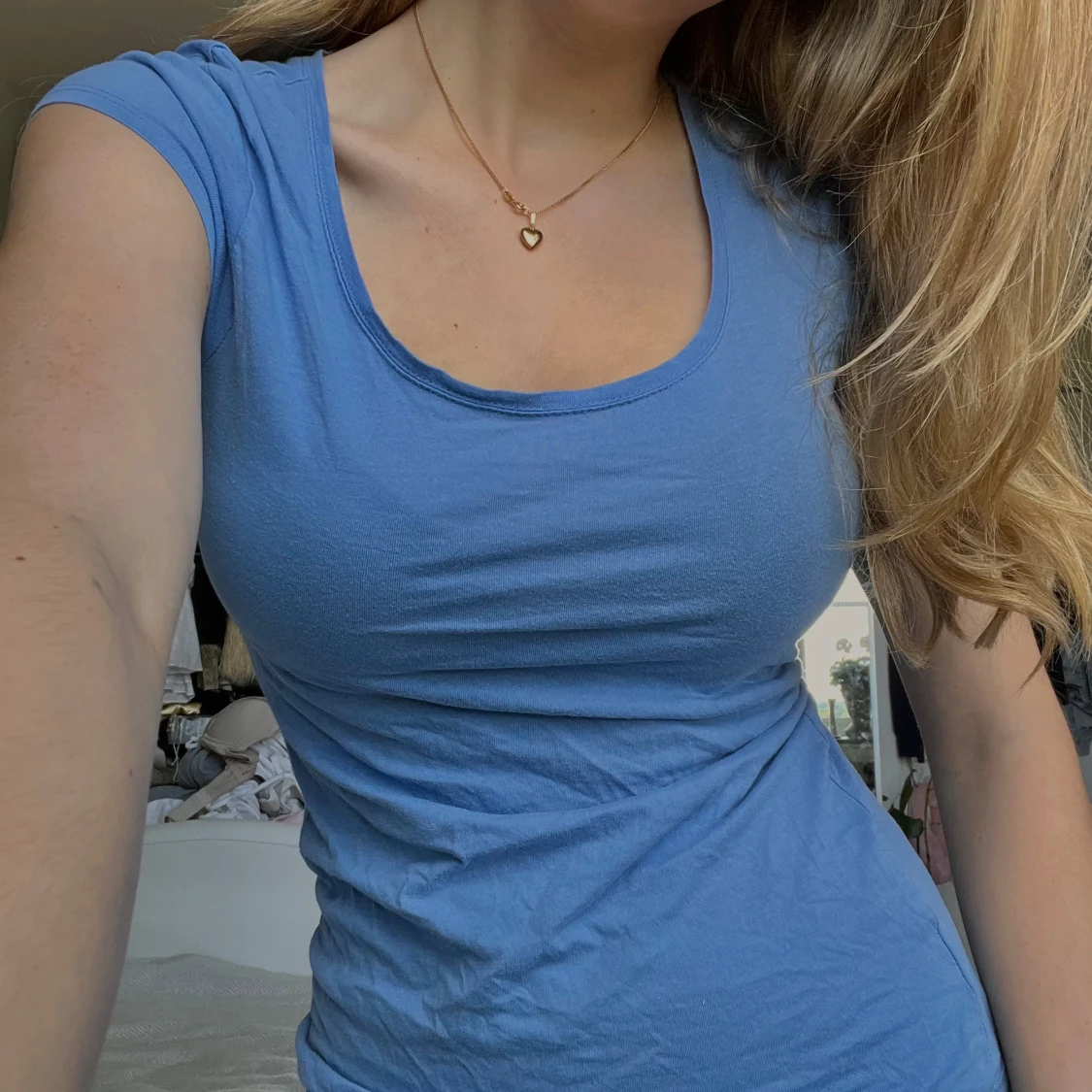 Blå tight t-shirt med rund urringning  - 2