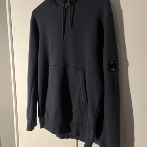 C.P. Company hoodie - Tja! Nu säljer vi denna snygga hoodie i ett bra skick! Den är i storlek L men sitter mer som M. Pris kan diskuteras. 
