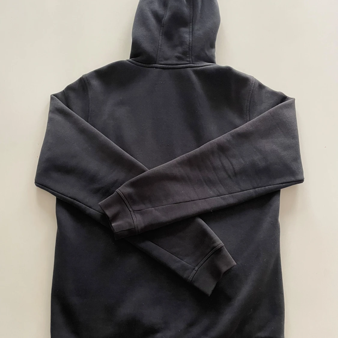 Svart hoodie från Sail Racing - 1