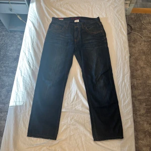 Dolce & Gabbana Jeans - Sjukt feta jeans från Dolce & Gabbana. Slitage på fickorna är design och jeansen är i nyskick, knappt använda. De sitter inte slim och inte baggy, mer rak passform. Passar om du är runt 180cm. Hör av dig om du har någon fråga.