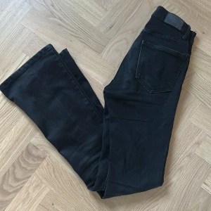 Svarta bootcut jeans  - Svarta jeans från Gina i bootcut. Snygg passform och bra i längd. 