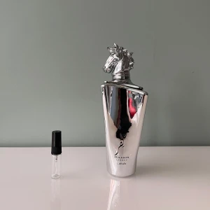 3 ml sample/doftprov av Lattafa Maahir Legacy - Ett sample på 3 ml av Lattafa Mahir Legacy. Det är en fräsch sommarparfym med doft av b.l.a citrus. Den är inspirerad av parfums de marly sedley. Våra samples är helt nya och är gjorda av glas. Det är fritt fram att skriva till oss om ni har frågor.