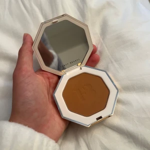 Bronzer Fenty Beauty - Bronzer från Fenty Beauty. Endast använd någon enstaka gång.