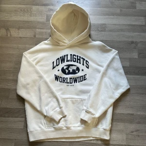 Vit hoodie Lowlights Worldwide - Säljer en vit hoodie från Lowlights Worldwide. Endast använd fåtal gånger då den var för stor för mig. Vid fler frågor kontakta mig 