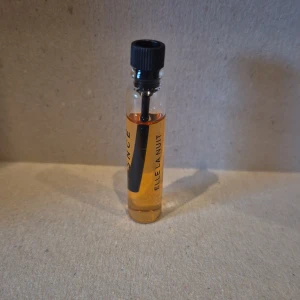 Elle La Nuit 2ml - Elle La Nuit 2ml från ESSNCE endast doftat på den.