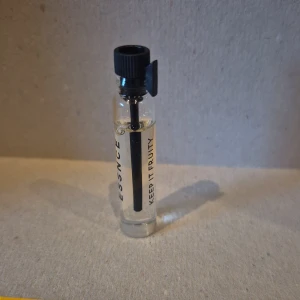 Parfym 2ml - Keep It Fruity 2ml från ESSNCE endast doftat på den.