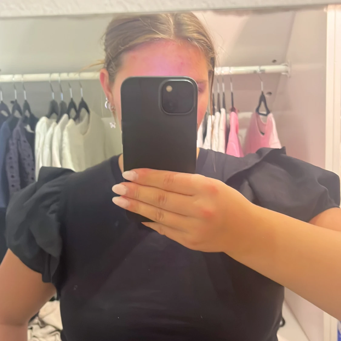 Svart T-shirt med puffärmar - 1