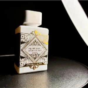 Honour & Glory Bade al oud - (E Jag säljer sampels och priset är per milliliter ( INTE HELA FLASKAN))   17kr per milliliter (1ml = 10 spray )  Priset är fast men vid större beställningar kan priset diskuteras! Skriv till oss gärna innan ni köper !