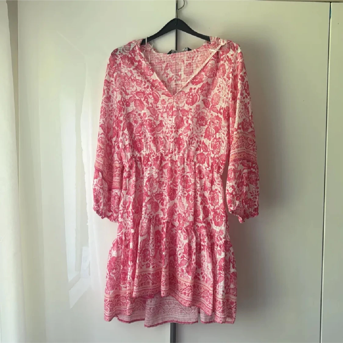 Rosa och vit blommig kortklänning